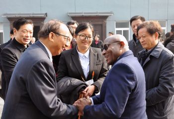 赤道幾內(nèi)亞原農(nóng)業(yè)、畜牧與食品部部長(zhǎng)維克托•格蘭赫•梅萊訪問(wèn)江西贛糧實(shí)業(yè)有限公司