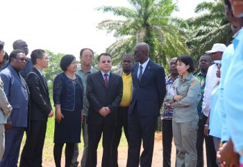 赤幾農(nóng)林部部長、巴塔總領事徐莊聲到示范農(nóng)場視察