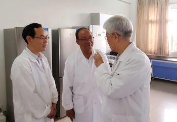 謝華安、謝聯(lián)輝院士在贛糧院士工作站指導工作