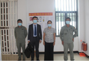 中國駐赤幾大使亓玫、經(jīng)商處秘書李聰?shù)绞痉掇r(nóng)場視察指導(dǎo)工作